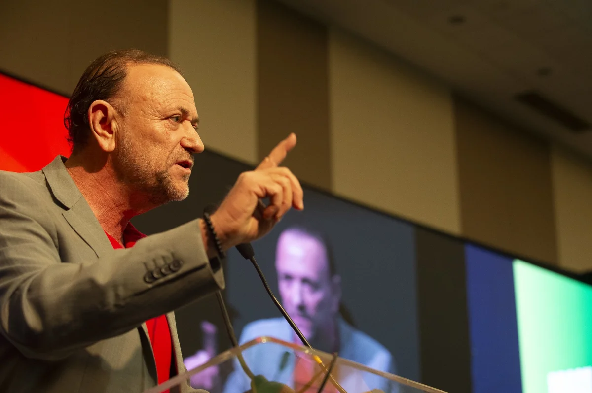 Presidente do PT cita 'cultura golpista' de Flávio e Jair Bolsonaro e diz que não se pode tolerar ataques ao processo eleitoral