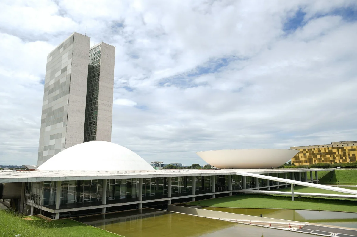 Quaest para o Senado no RJ: Benedita e Crivella lideram cenários