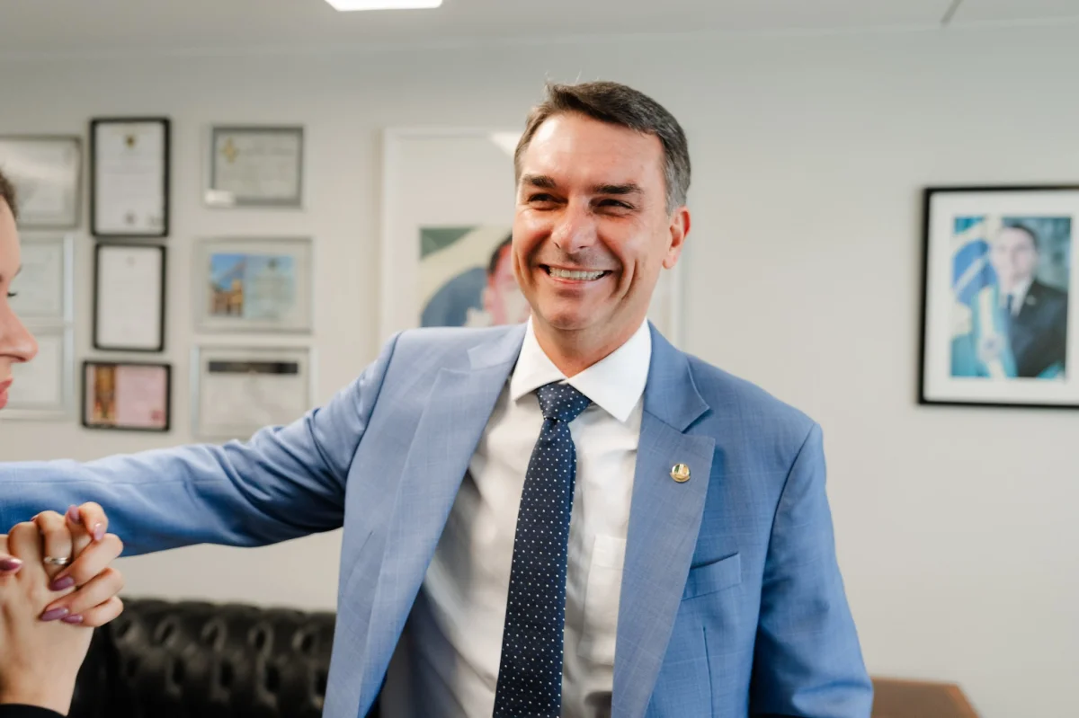 Flávio Bolsonaro dedicou a maior parte da vida à política e segue passos do pai ao se candidatar à Presidência