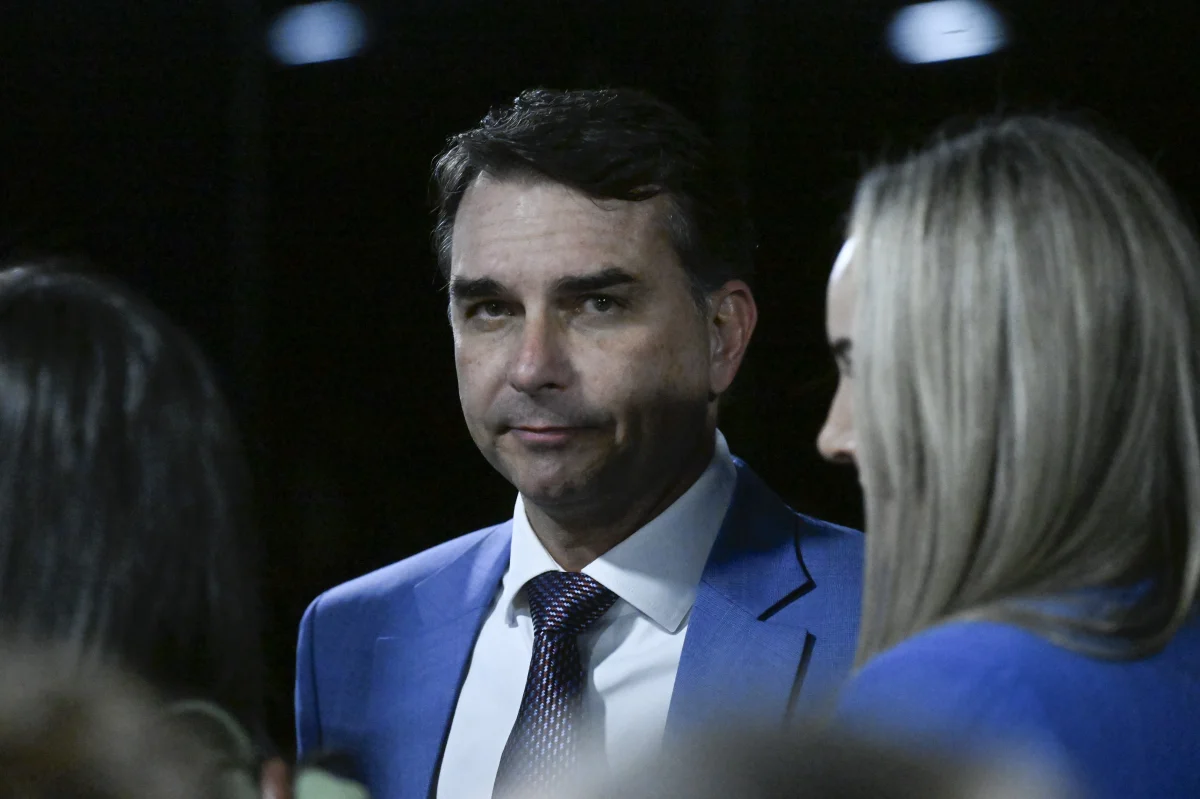 Fogo amigo e uma crise atrás da outra desgastam pré-campanha de Flávio Bolsonaro