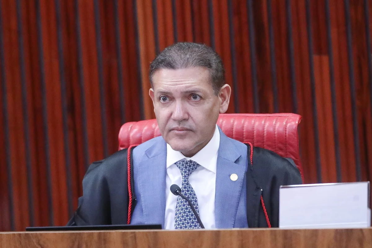 Ação do PL sobre suposta rede de perfis contra Flávio Bolsonaro ficará sob responsabilidade de Nunes Marques durante recesso do TSE