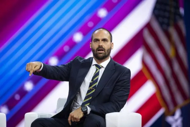 PF conclui processo e recomenda demissão de Eduardo Bolsonaro por abandono de cargo; decisão cabe ao ministro da Justiça