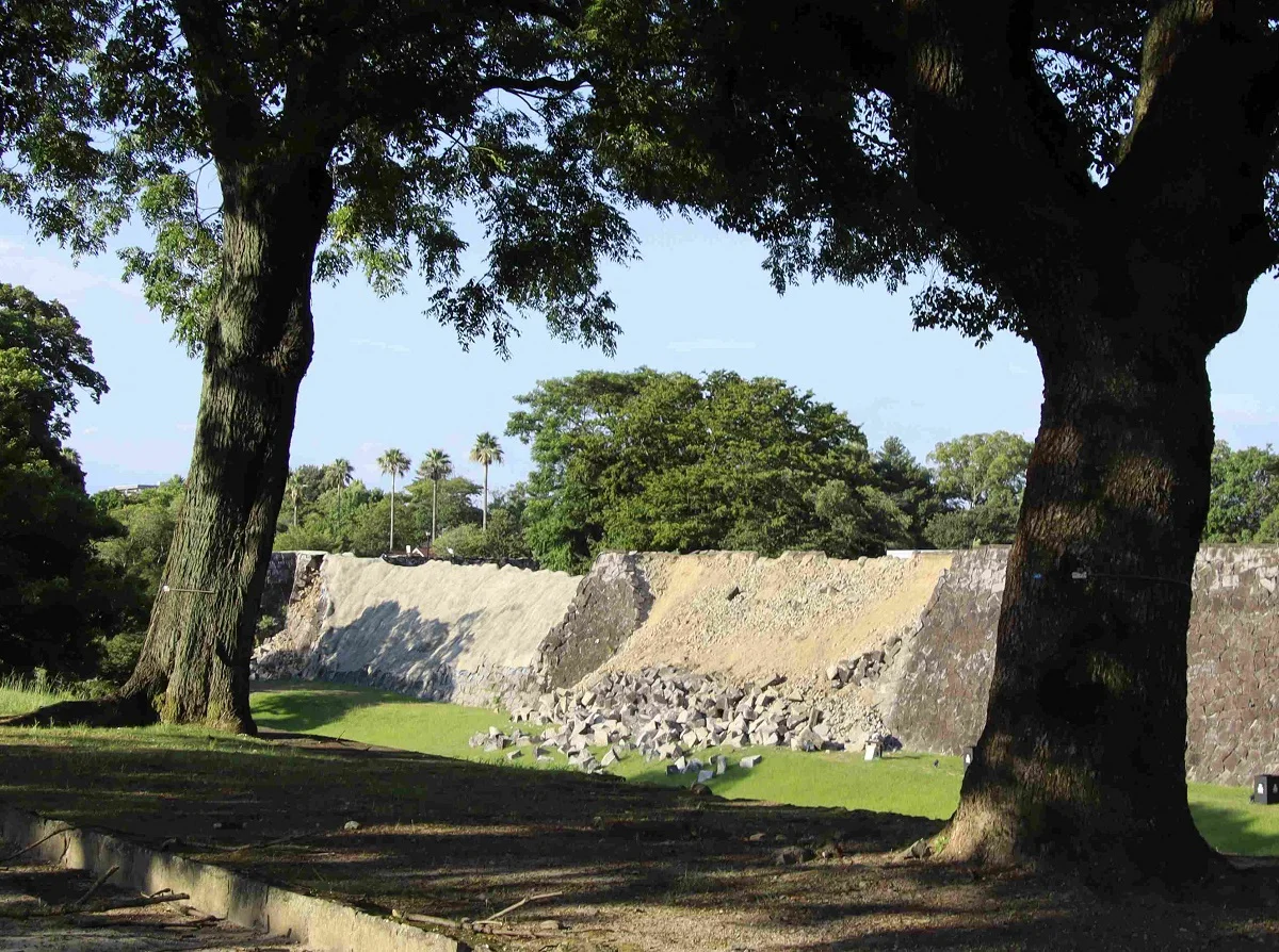 Desabamento em castelo histórico, queda de chaminé: os danos do terremoto no Japão