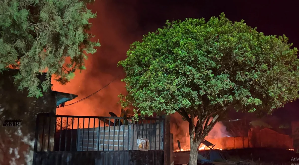 Bombeiros controlam incêndio em terreno baldio próximo a residências em Machadinho d’Oeste