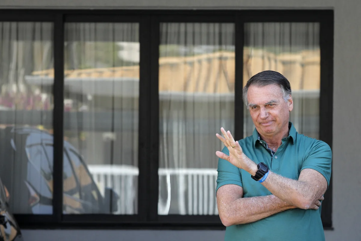 Defesa de Bolsonaro pede autorização para visita de Javier Milei ao ex-presidente