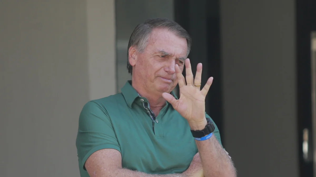 Exército nega estar com duas de oito armas de Bolsonaro; restante do arsenal foi entregue à PF