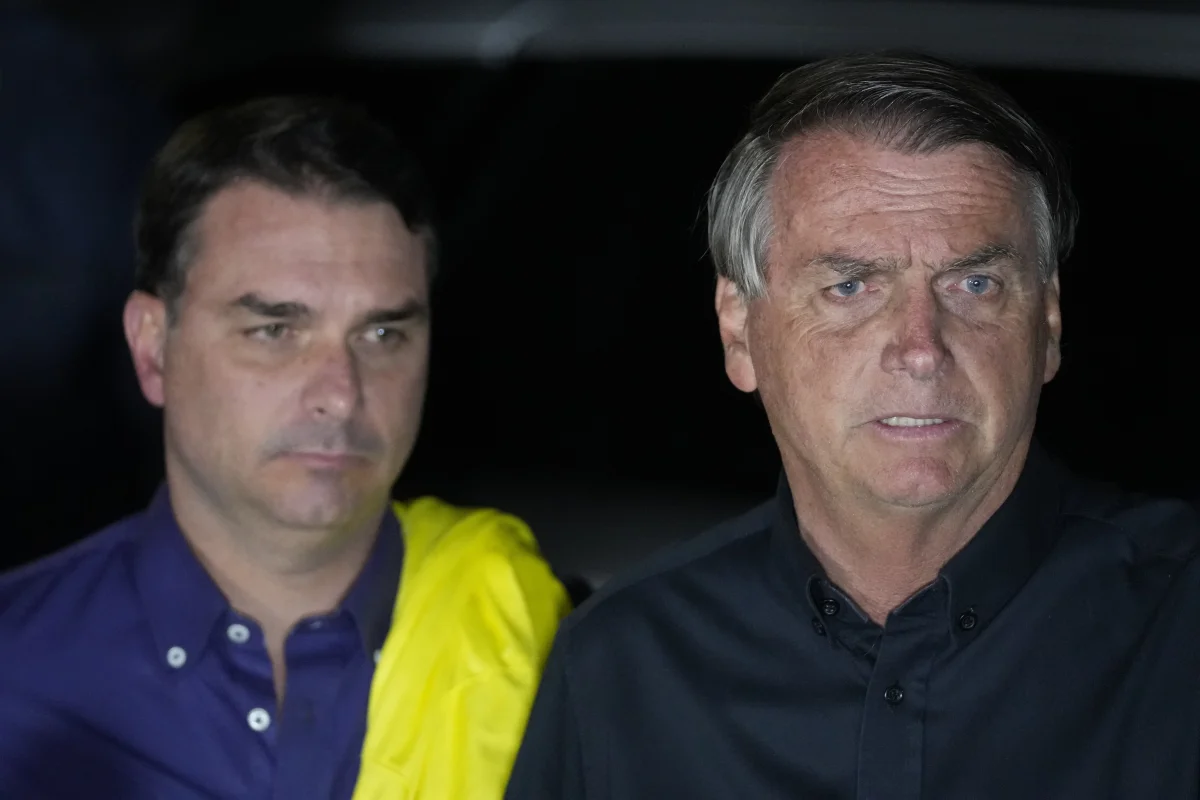 Defesa de Flávio Bolsonaro diz que decisão de Moraes de suspender visitas ao pai desrespeita Constituição