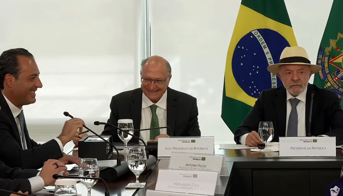 CEO italiano da Stellantis alfineta após microfone falhar em reunião com Lula: 'Deve ser de origem asiática a bateria'