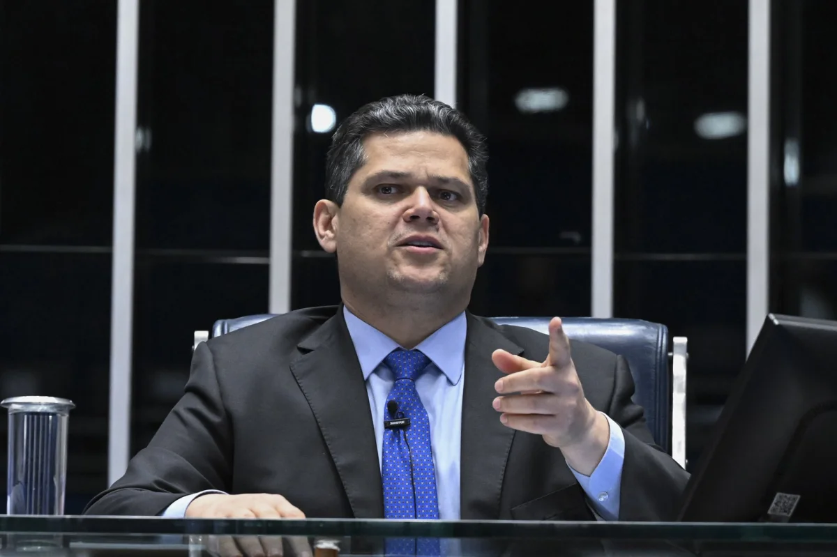 Alcolumbre defende redução da jornada sem transição em reunião com centrais sindicais