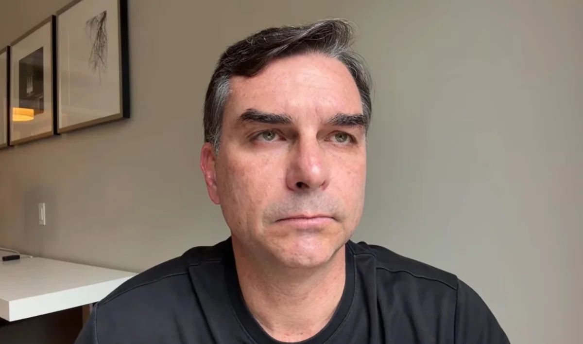Flávio Bolsonaro defende EUA e diz que Lula 'lambe as botas da China'