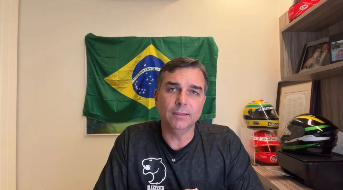 Flávio Bolsonaro diz que Jair não sabia de vídeo de IA e defende uso: 'Nós estudamos a legislação'