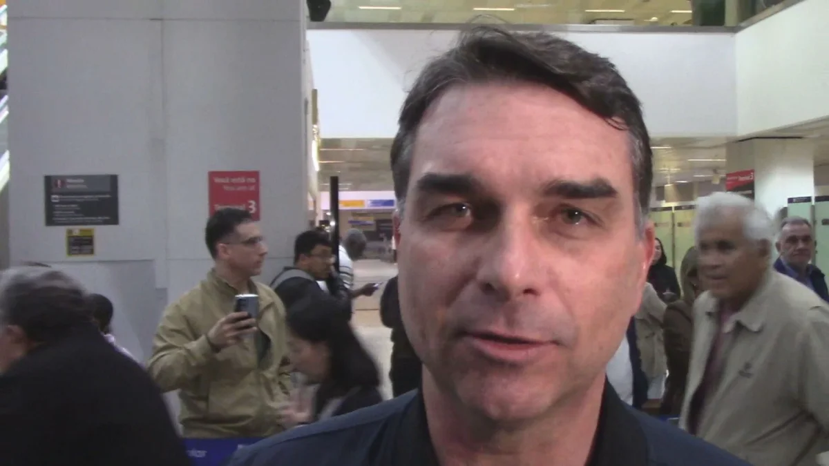 Sobre crise com Michelle, Flávio Bolsonaro diz estar 'aberto a conversar' e espera 'o tempo que ela achar suficiente' para entrar na campanha