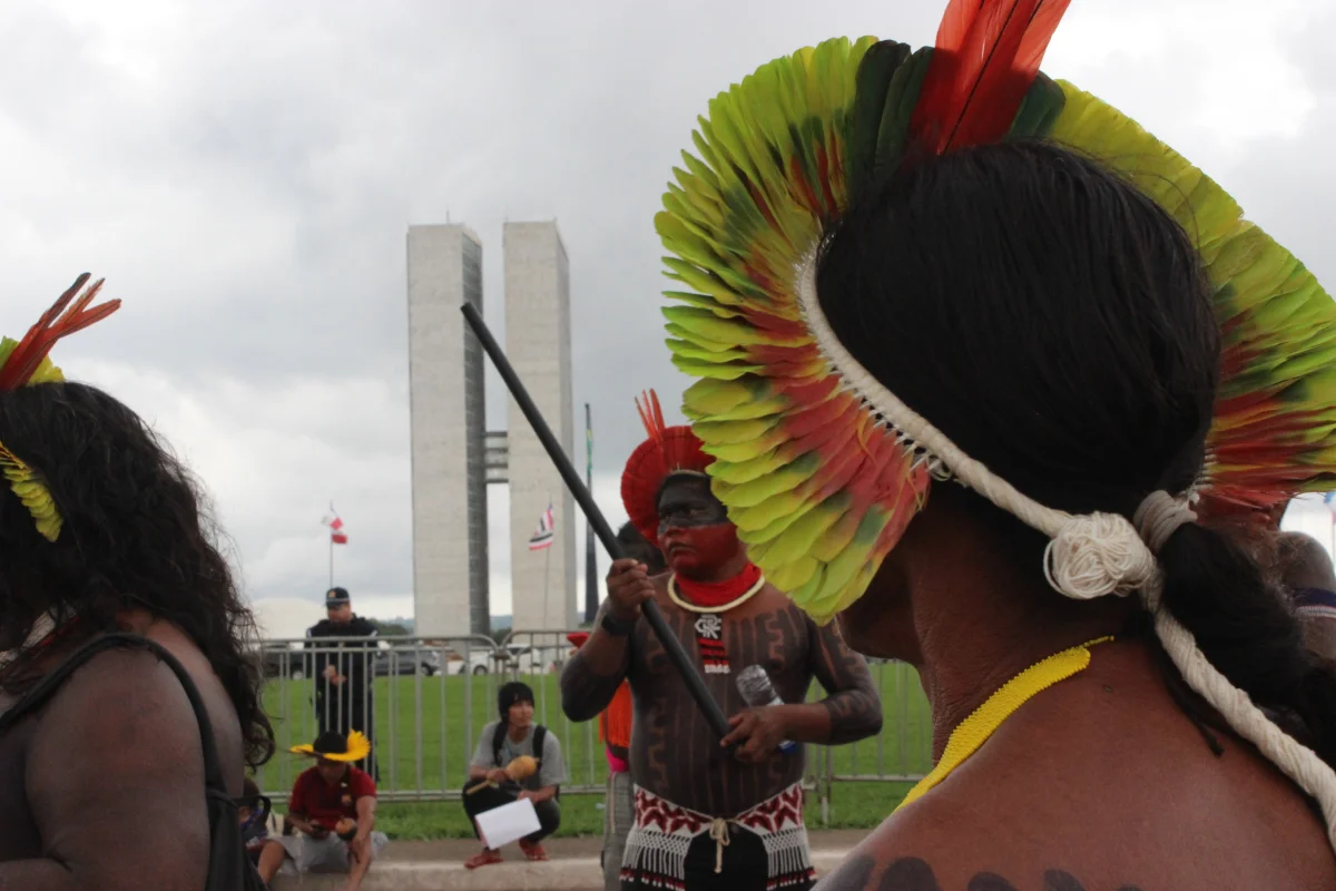 Câmara aprova projeto que assegura a povos originários direito de usar cocar e turbante em fotos de documentos