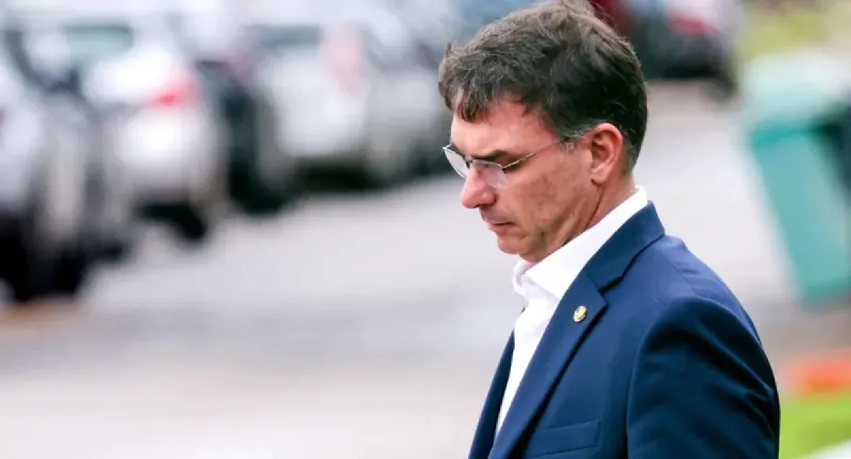 Depois das críticas às urnas, interlocutores de Flávio Bolsonaro alertam para risco de perda de apoio no eleitorado independente