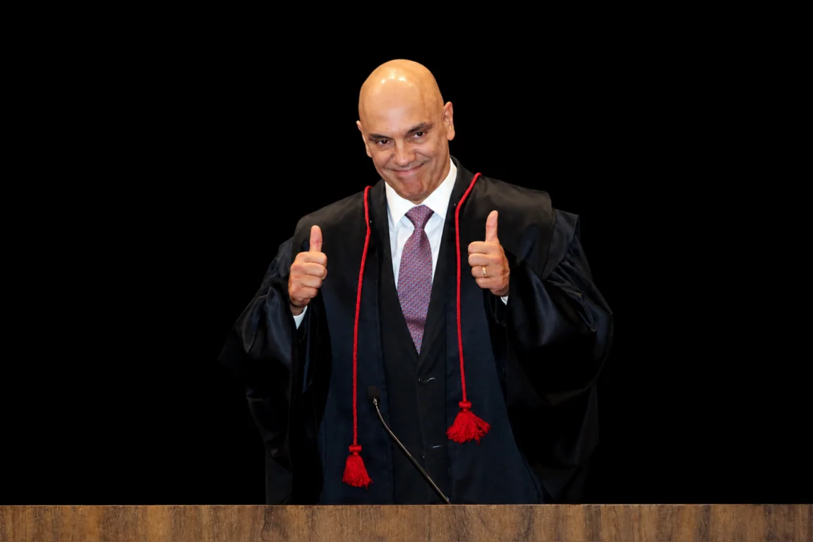 Moraes proíbe Flávio de visitar Bolsonaro pelos próximos 90 dias, que incluem período oficial das eleições 2026