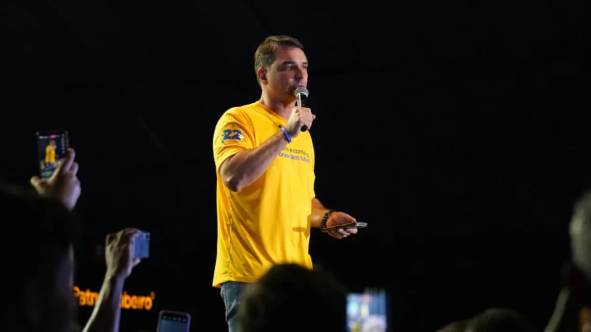 Após decisão sobre prisão domiciliar de Bolsonaro, Flávio chama Moraes de 'sem alma' em evento do PL no ES