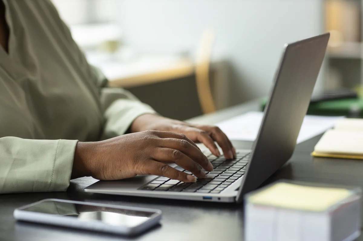 'Robô cambista', design manipulativo e vendedores não rastreáveis: governo fiscaliza sites de venda e revenda de ingressos