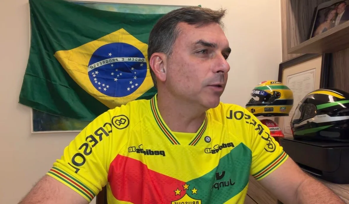Flávio Bolsonaro faz live, após pedido de desculpas a Michelle
