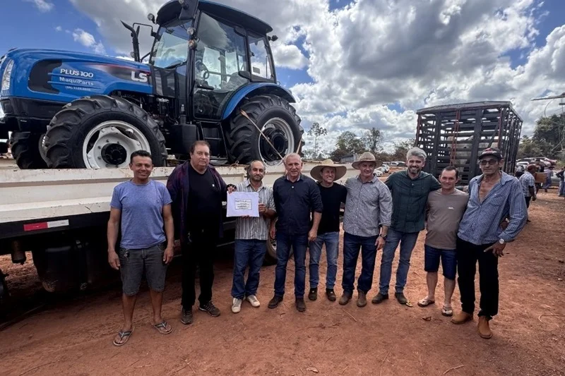 Ezequiel Neiva fortalece produção agrícola com investimento em trator para comunidade Portelinha, em Alta Floresta Ezequiel Neiva fortalece produção agrícola com investimento em trator para comunidade Portelinha, em Alta Floresta