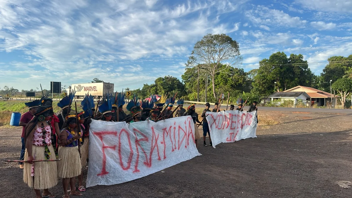 Indígenas bloqueiam a BR-364 em Cacoal