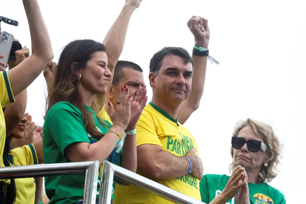 Em primeiro discurso de campanha, Flávio Bolsonaro promete ‘tesouraço’, homenageia Jair e critica Lula: ‘Caloteiro da esperança’