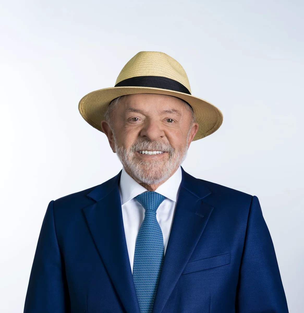 Ministério Público Eleitoral não vê irregularidade na foto de Lula com chapéu na urna