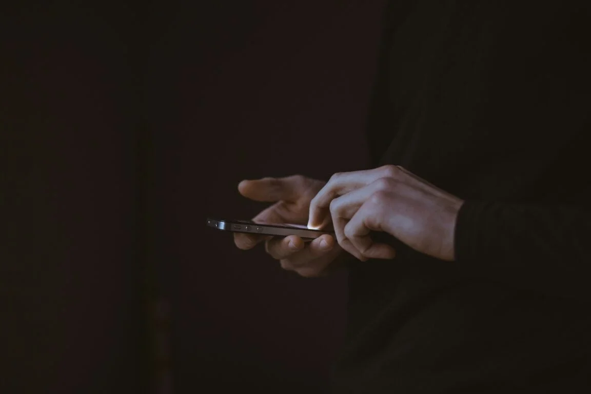 Usuários de operadora no Brasil notam mudança inesperada nos celulares e sinal informativo