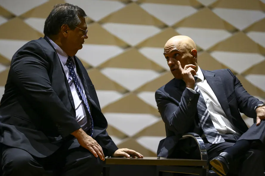 Mesmo após o STF derrubar, Dino e Moraes falam em rediscutir obrigatoriedade de diploma para o exercício do jornalismo no Brasil