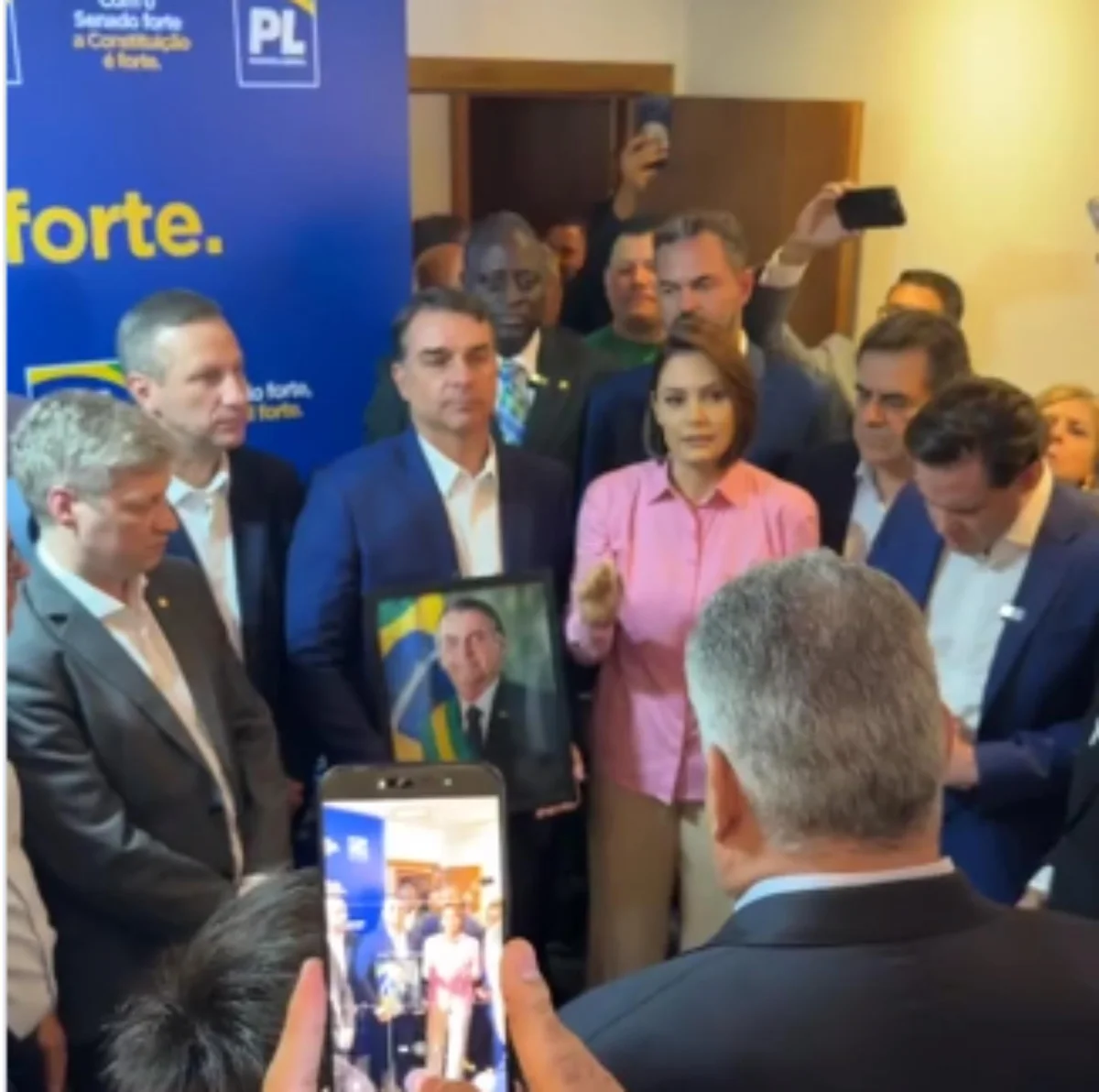 Campanha de Flávio Bolsonaro comemora fala de Michelle ao declarar que crise é 'página virada'
