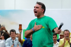 Flávio Bolsonaro anuncia apoio a 47 candidatos ao Senado; veja a lista