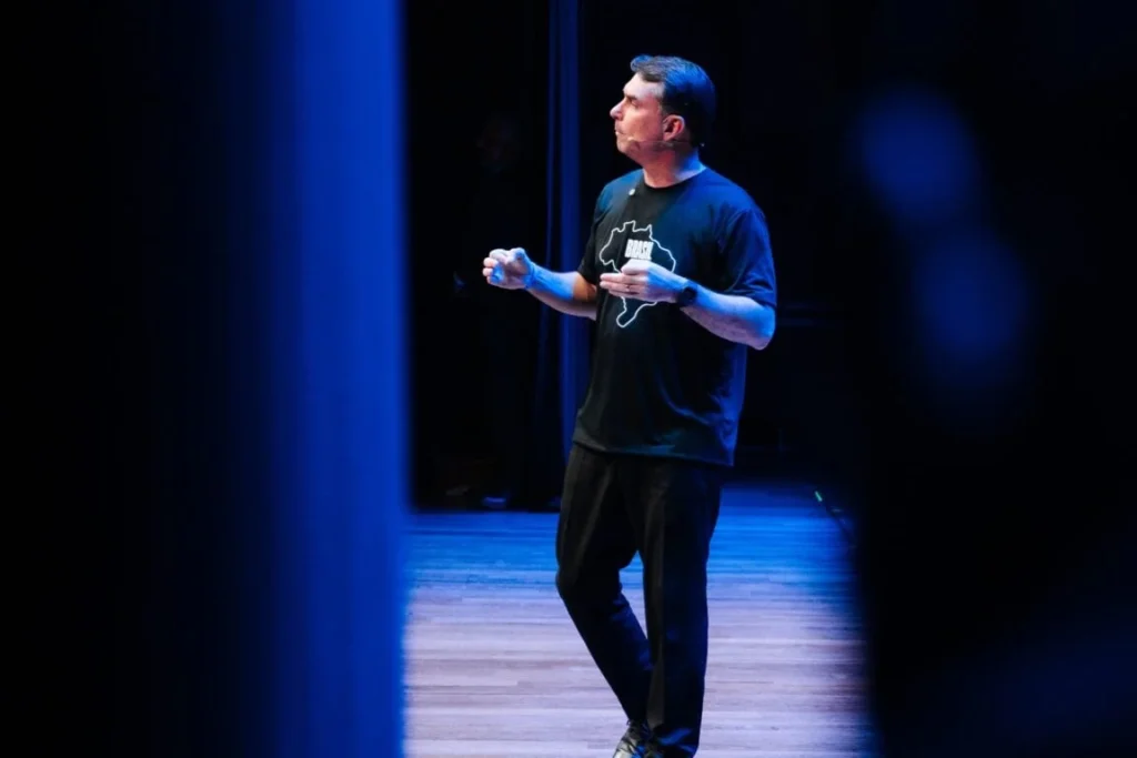 Flávio Bolsonaro cobra Ana Campagnolo e ameaça vetar uso de sua imagem e a de Jair Bolsonaro