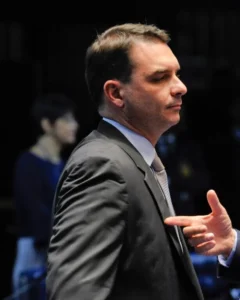 Lulinha processa Flávio Bolsonaro por vídeo que o associa a fraudes no INSS