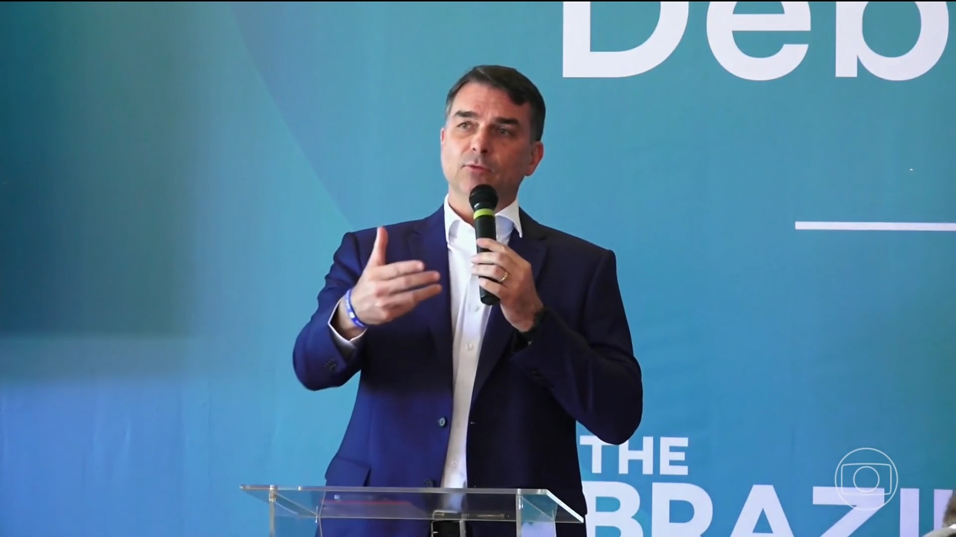 Flávio Bolsonaro publica diplomas de graduação, MBA e especialização após revelação sobre curso de pós que ele não fez
