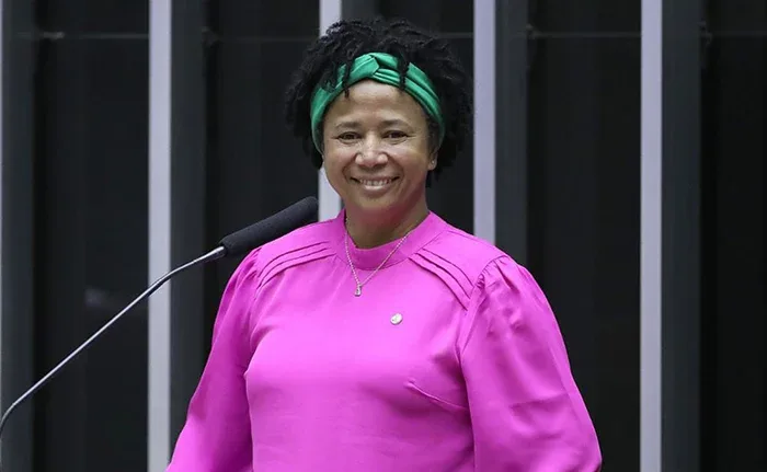 Justiça de Rondônia barra novas agressões contra Silvia Cristina nas redes sociais