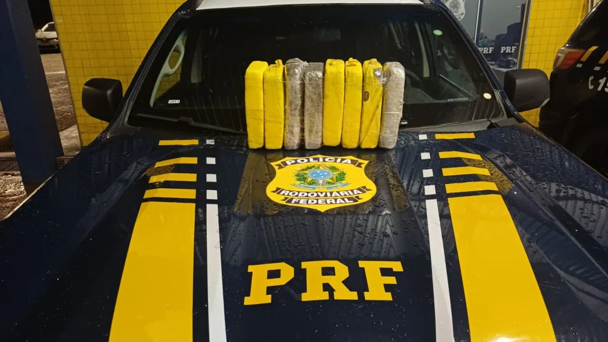 PRF apreende 8 kg de “supermaconha” em ônibus no município de Vilhena/RO