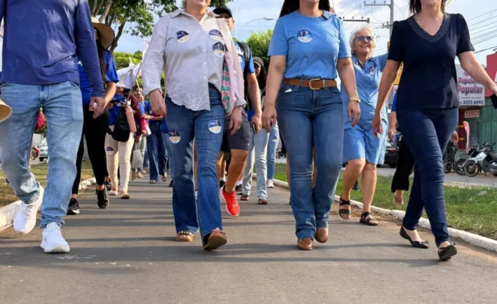 Rosangela Donadon arrasta multidão em caminhada por avenidas de Vilhena
