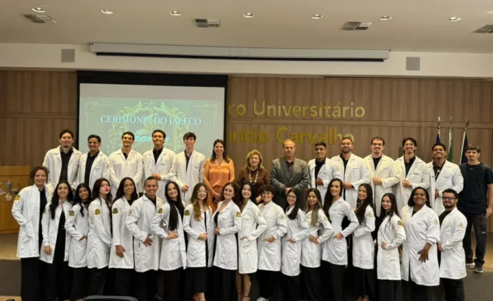 Cerimônia do Jaleco celebra o início da trajetória dos acadêmicos de Medicina da Faculdade Metropolitana