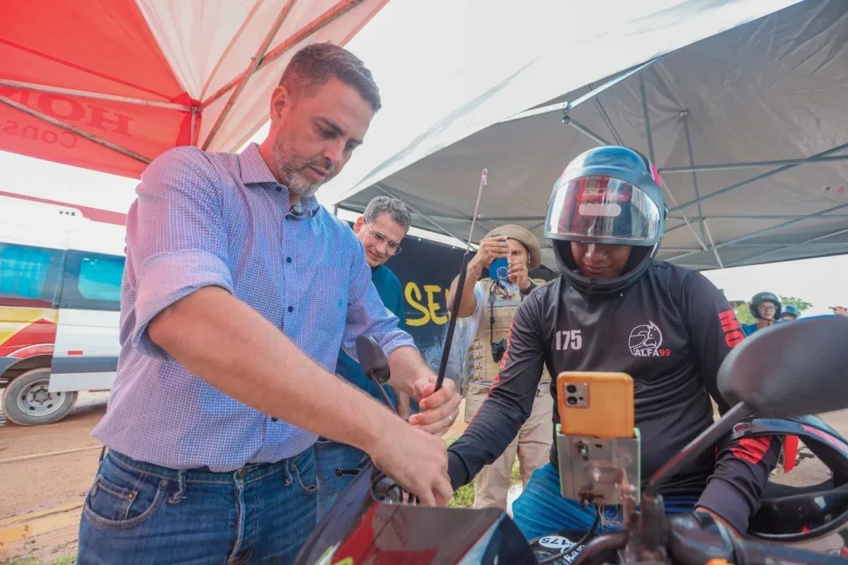 Motociclistas receberão capacete e antena corta-pipa em ação da Prefeitura Motociclistas receberão capacete e antena corta-pipa em ação da Prefeitura