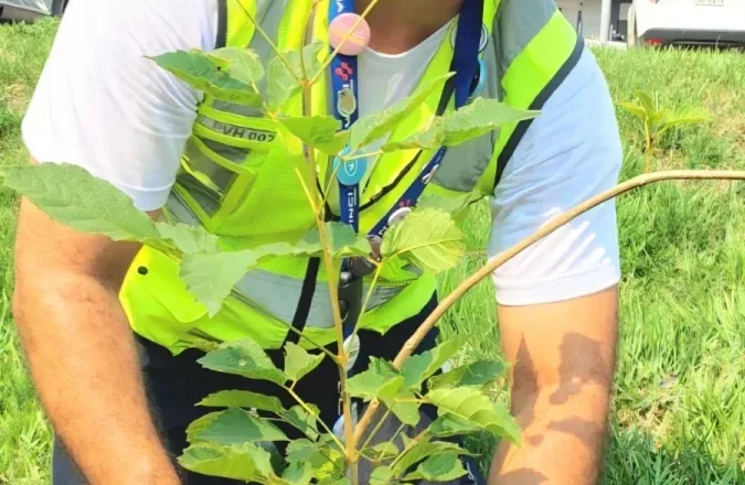 Aeroporto de Porto Velho encerra Semana do Meio Ambiente VINCI com plantio de ipês-amarelos