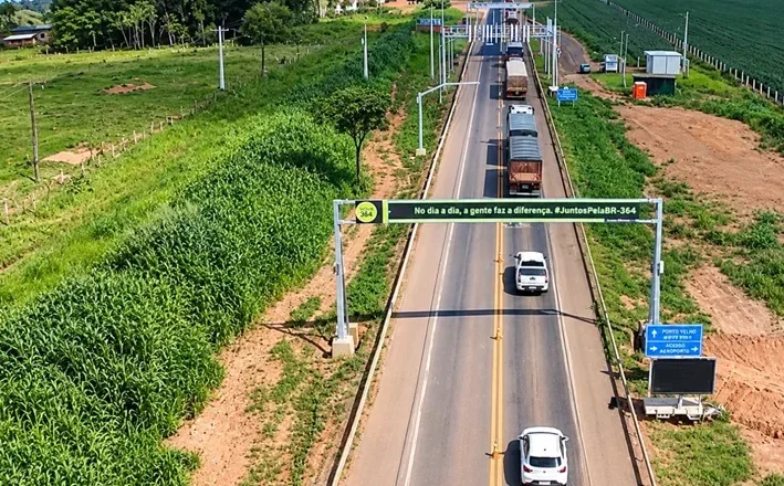 Caminhoneiro é orientado sobre isenção por eixo suspenso na BR-364
