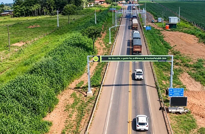 Caminhoneiro é orientado sobre isenção por eixo suspenso na BR-364 Caminhoneiro é orientado sobre isenção por eixo suspenso na BR-364