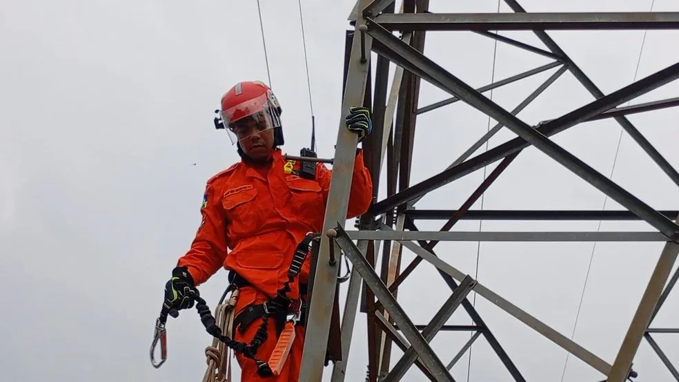 Criança de 5 anos é resgatada de torre de transmissão em Ariquemes, RO, a mais de três metros de altura Criança de 5 anos é resgatada de torre de transmissão em Ariquemes, RO, a mais de três metros de altura