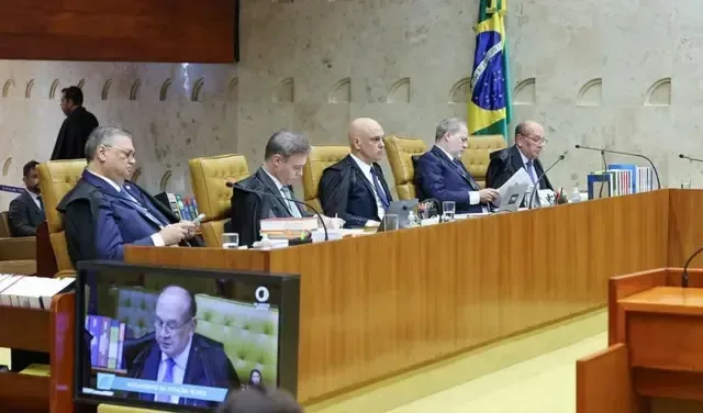Ministros durante sessão plenária