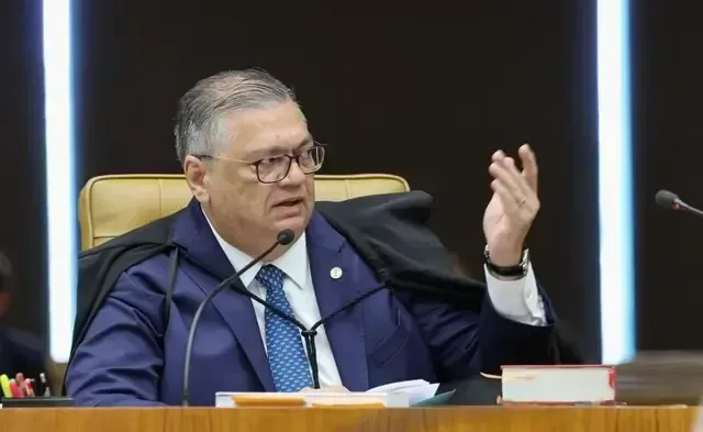 O ministro Flávio Dino durante a sessão desta terça