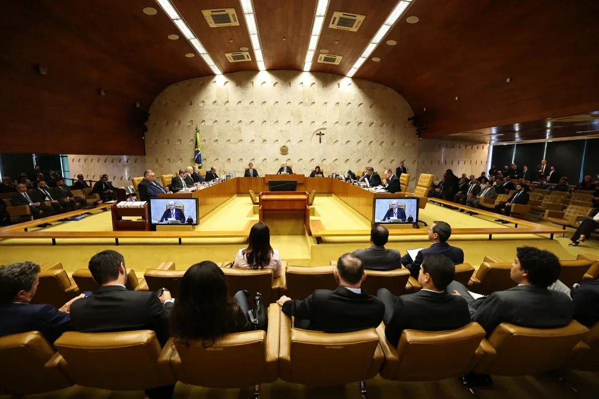 STF suspende análise sobre caso Moraes após sessão marcada por divergências entre ministros