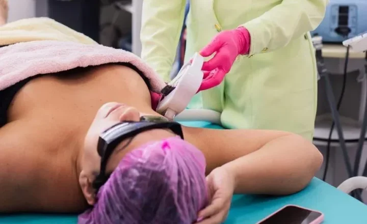 Fotodepilação com tecnologia Lyra une praticidade, conforto e redução dos pelos; tratamento é oferecido pela Clínica Adriana Werlang em Pimenta Bueno