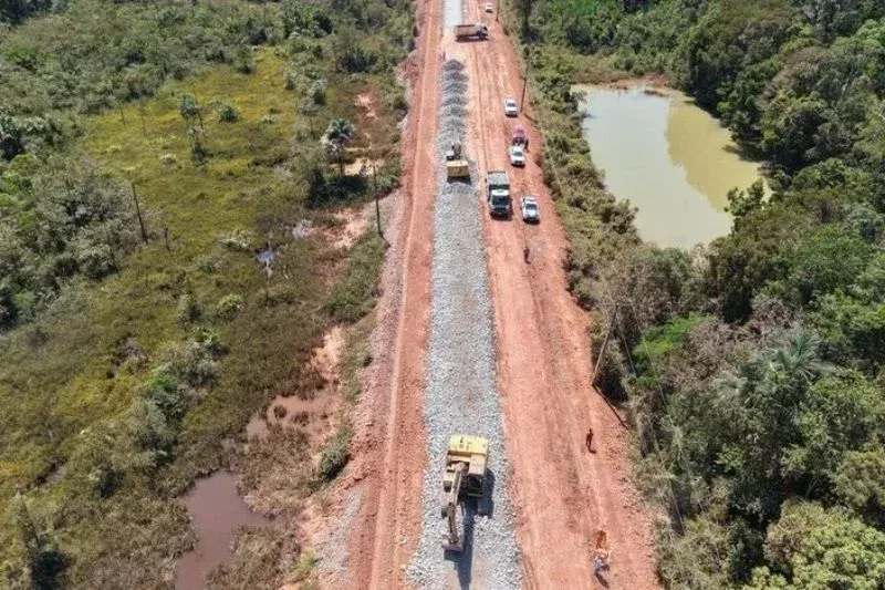 Empresa mineira asfaltará 95 km da BR-319; contrato é de R$ 356 milhões Empresa mineira asfaltará 95 km da BR-319; contrato é de R$ 356 milhões