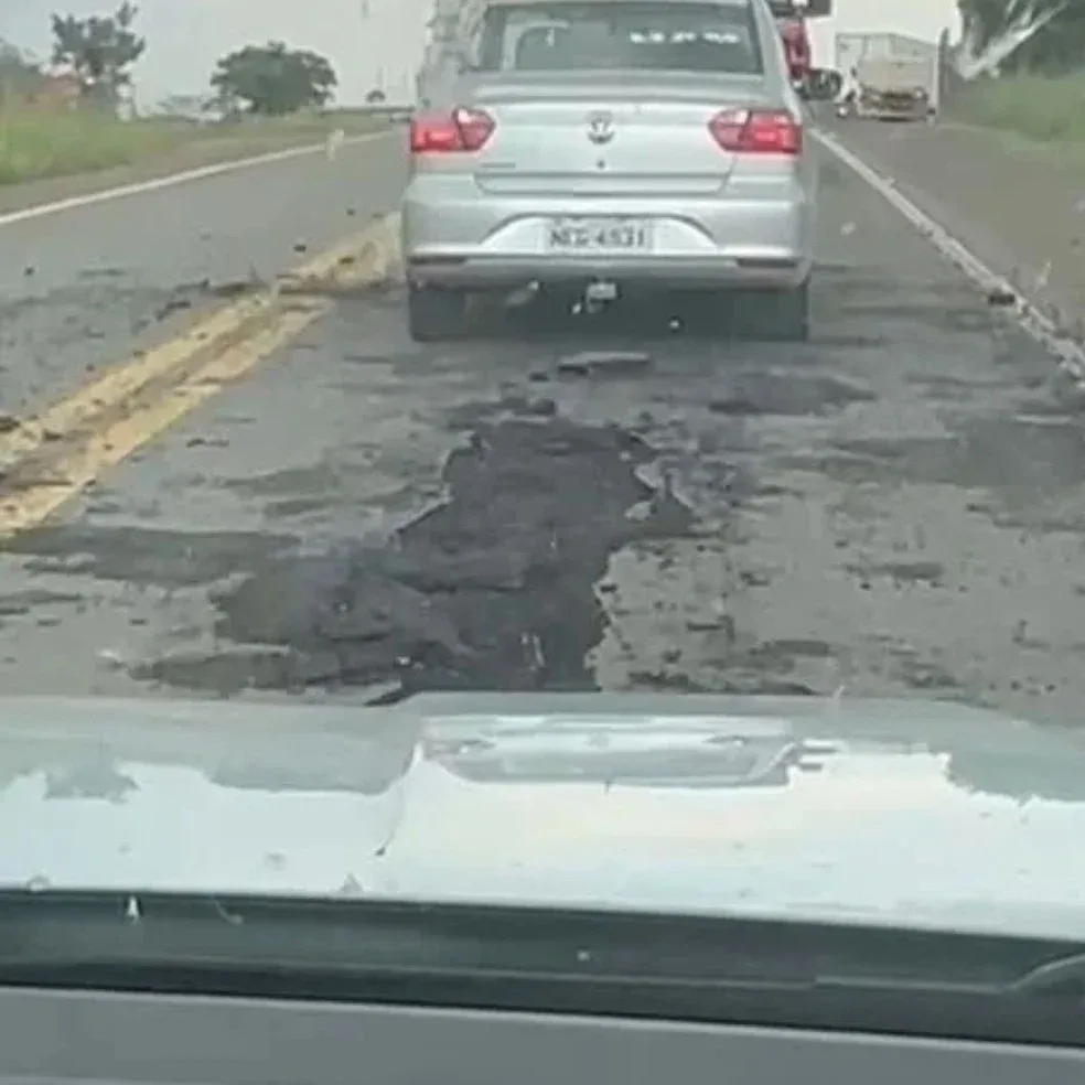 Raio danifica asfalto da BR-364 durante temporal em Vilhena Raio danifica asfalto da BR-364 durante temporal em Vilhena