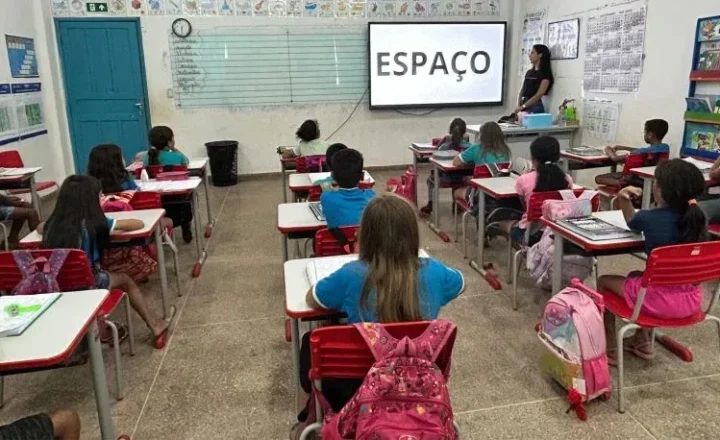 Lousas digitais ampliam recursos de aprendizagem nas escolas de Corumbiara com investimento de Ezequiel Neiva