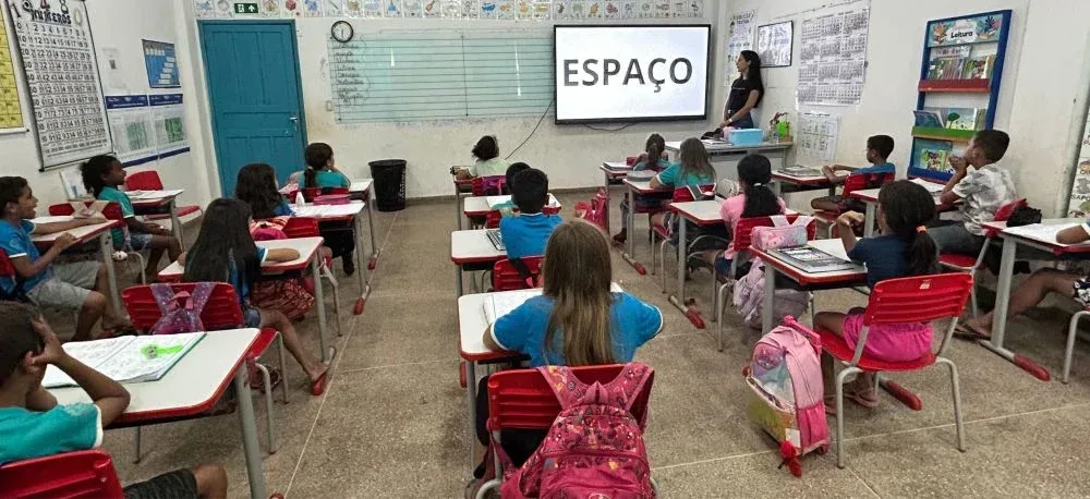 Lousas digitais ampliam recursos de aprendizagem nas escolas de Corumbiara com investimento de Ezequiel Neiva